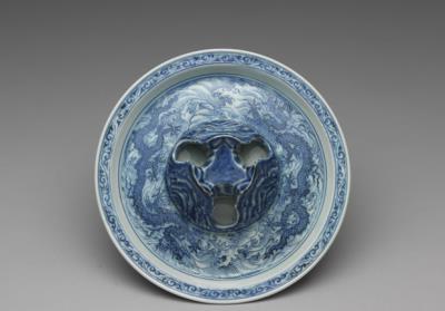 图片[2]-Jue cup holder with dragon and waves decoration in underglaze blueMing dynasty, Yongle reign (1403-1424)-China Archive